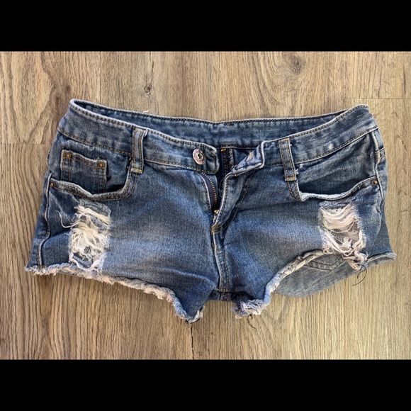 Distressed jean shorts! Size 0 - Picture 3 of 4
